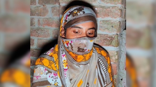 বিষের বোতল হাতে প্রেমিকের বাড়িতে তরুণীর অনশন